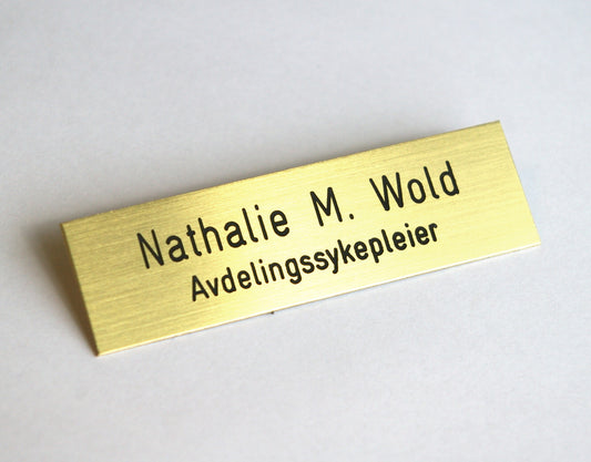 Navneskilt i børstet messing, type A