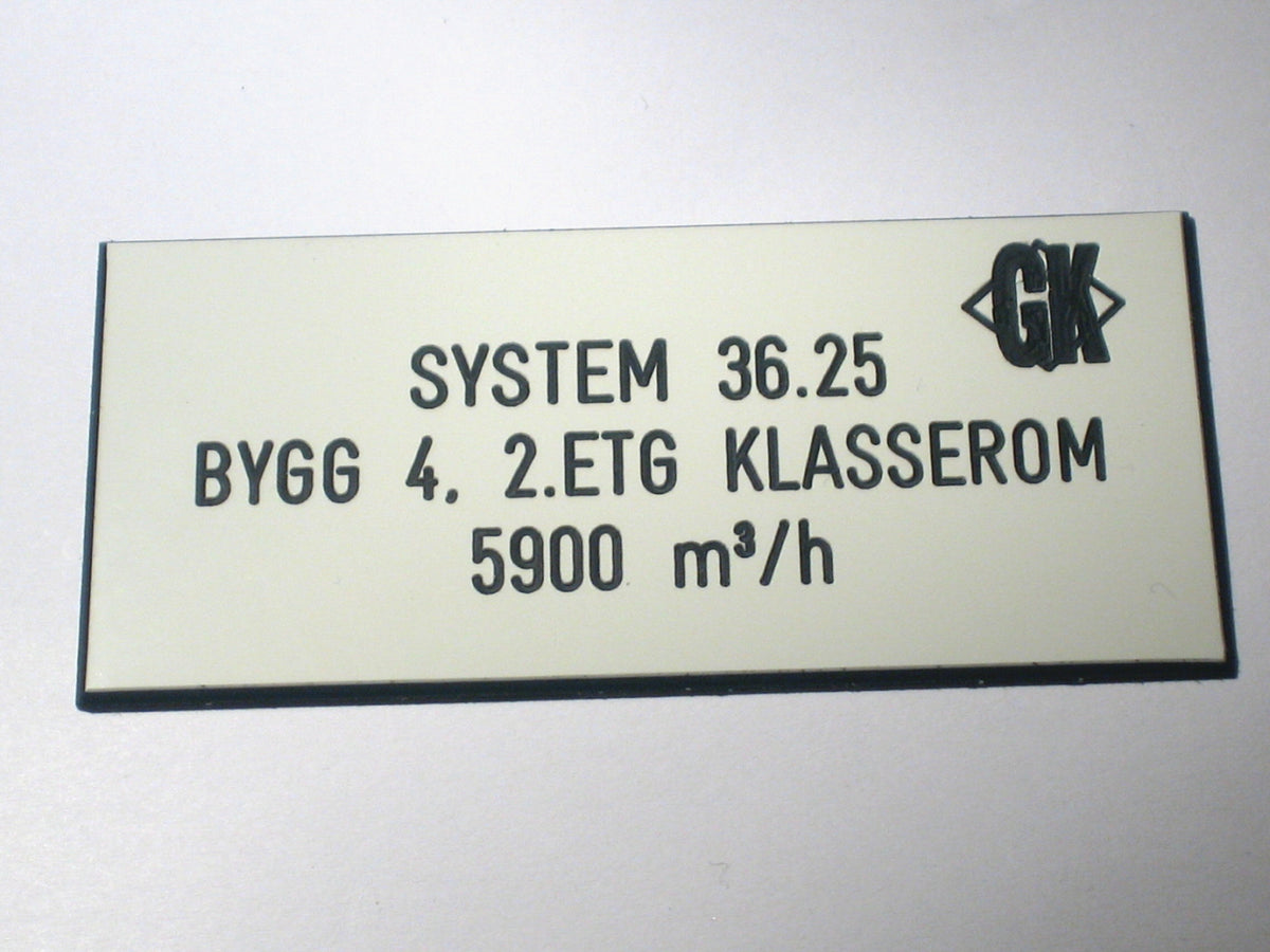 Merkeskilt i plastlaminat