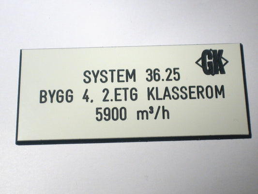 Merkeskilt i plastlaminat